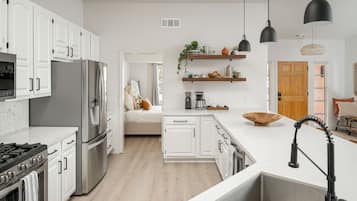 Refrigerador, microondas, horno y parrilla de estufa