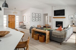 Interior - 4 KING beds + 3BA, hot tub, new reno, walk 2 trail , huge outdoor patio (Sedona)