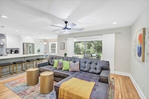 Smart TV, fireplace, ping pong - Stylish Southern Getaway - Mins to top Atl Attractions (Atlanta)