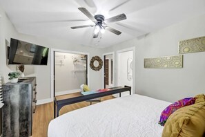 3 bedrooms, in-room safe, desk, iron/ironing board - Stylish Southern Getaway - Mins to top Atl Attractions (Atlanta)
