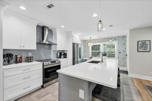 Fridge, microwave, oven, stovetop - Stylish Southern Getaway - Mins to top Atl Attractions (Atlanta)