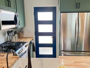 Fridge, microwave, oven, stovetop - Luxurious West Side Duplex (Los Angeles)