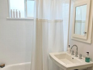 Handtücher, Seife, Shampoo, Toilettenpapier
