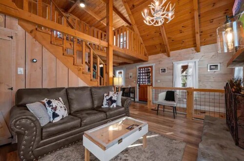 Peaceful Side of the Smokies! Hot Tub! Sleeps 6.