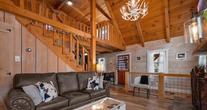 Peaceful Side of the Smokies! Hot Tub! Sleeps 6.