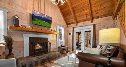 Peaceful Side of the Smokies! Hot Tub! Sleeps 6.