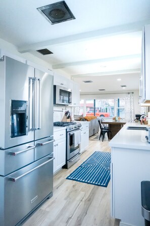 Geladeira, micro-ondas, fogão, cooktop