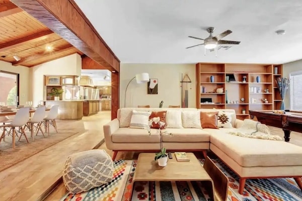 Smart-TV, peis, bordtennis og bøker