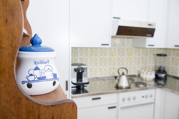 Réfrigérateur, four, lave-vaisselle, cafetière/bouilloire