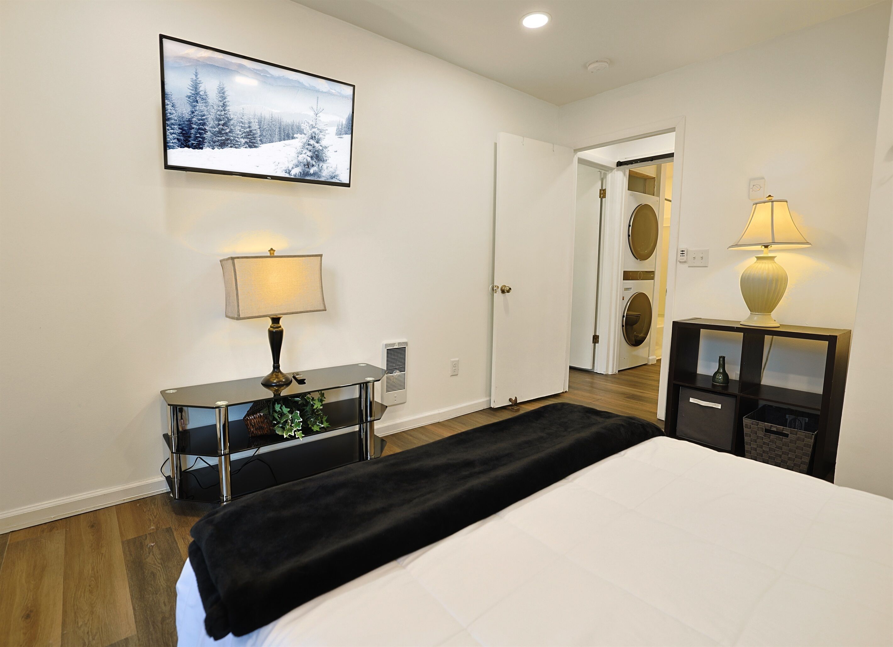 2 bedrooms, iron/ironing board, internet, bed sheets