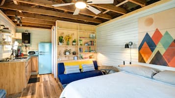 Iron/ironing board, WiFi, bed sheets