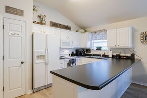 Kjøleskap, mikrobølgeovn, ovn og kokeplater