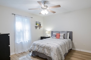 4 bedrooms, iron/ironing board, WiFi, bed sheets
