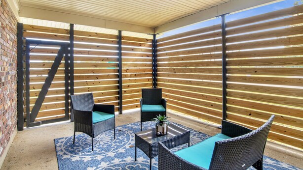 An outdoor seating area with wicker furniture and a patterned rug. - Cozy Coleman-Families- Near Beaches, Airport & PCC (Pensacola)