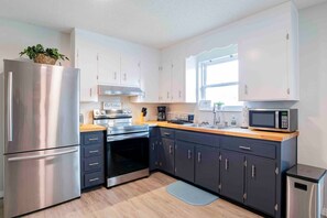 冷蔵庫、電子レンジ、オーブン、コンロ