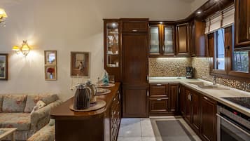 Fridge, oven, stovetop, dishwasher