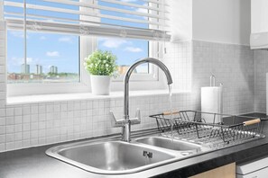 Kjøleskap, mikrobølgeovn, ovn og kokeplater