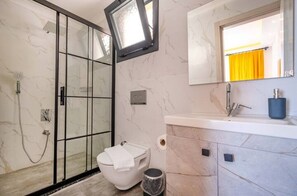 Douche, serviettes fournies, savon