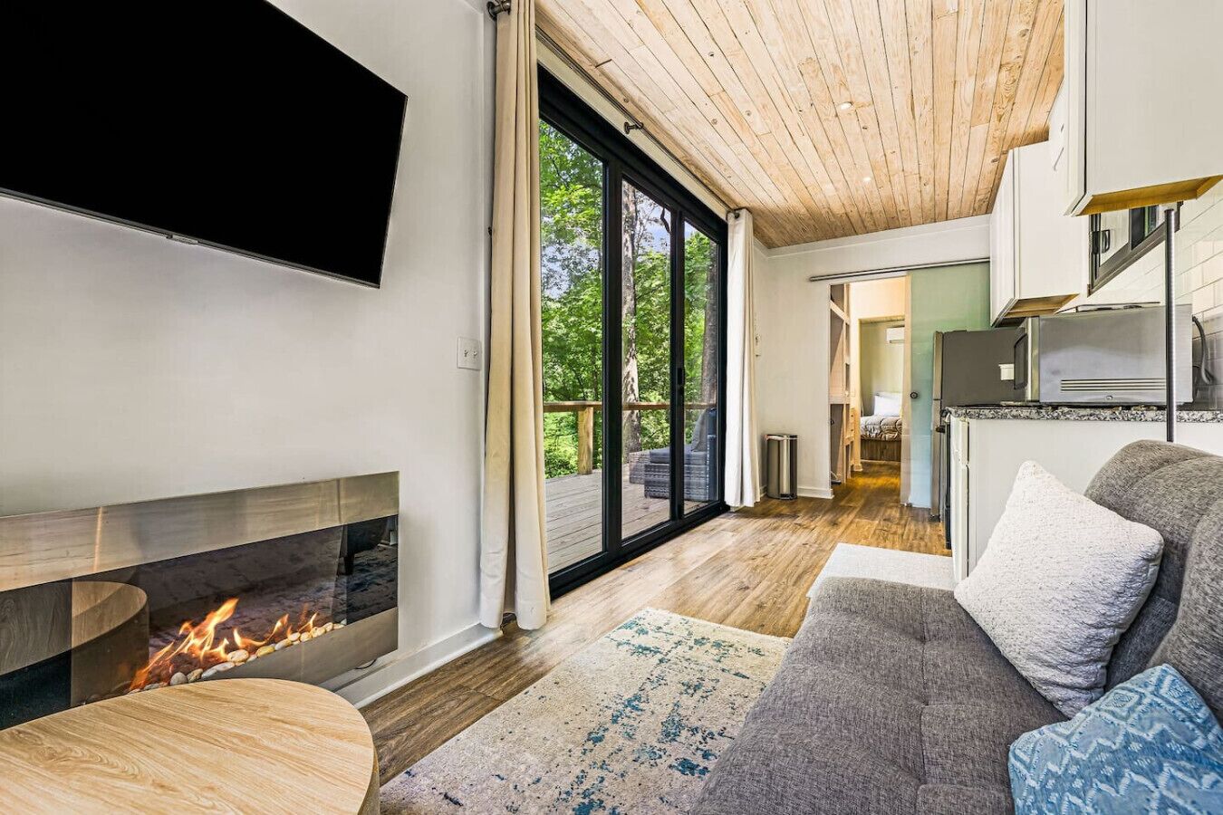 Televisión, chimenea y estéreo 