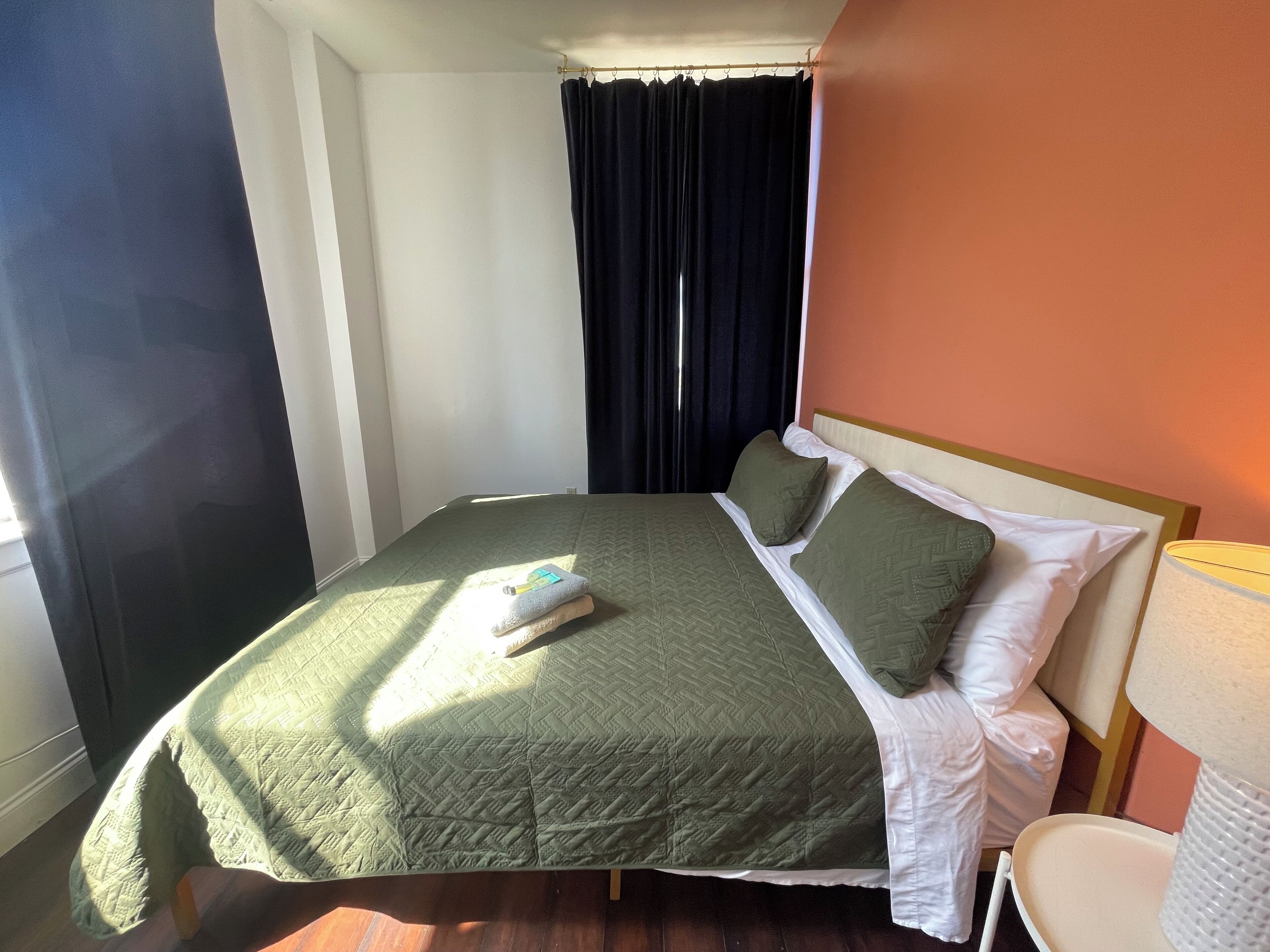 2 chambres, fer et planche à repasser, Wi-Fi, draps fournis