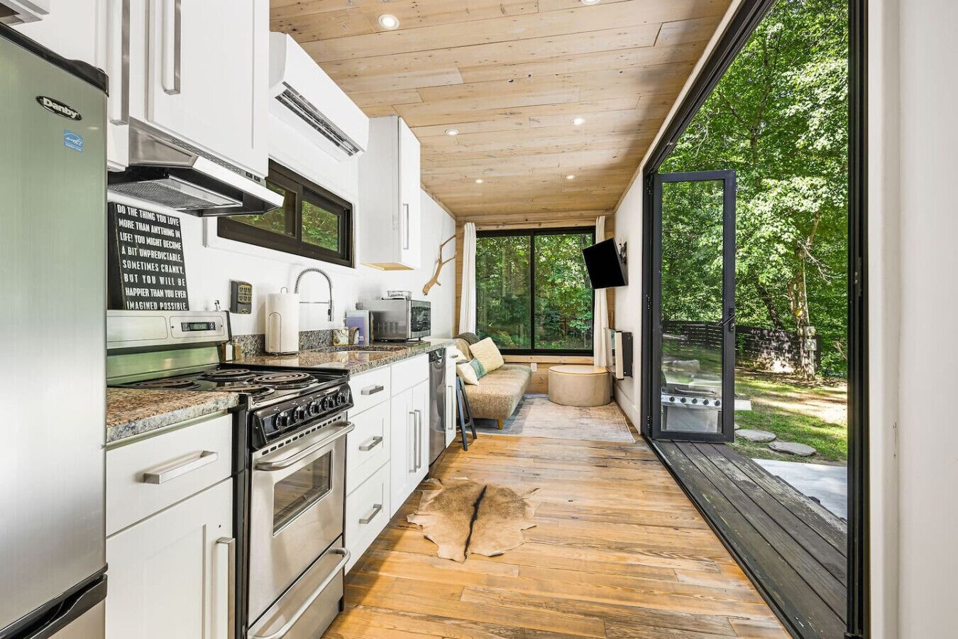 冷蔵庫、電子レンジ、オーブン、コンロ