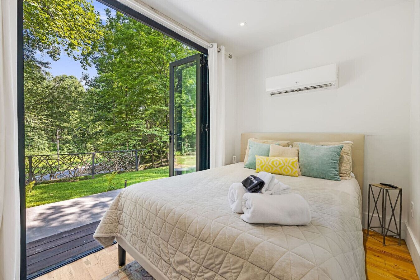 1 bedroom, desk, WiFi, bed sheets