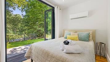 1 bedroom, desk, WiFi, bed sheets