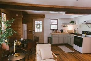 Interior - "Rocky Top" - Cozy RRG Cabin (Stanton)