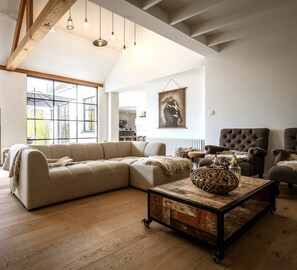 Smart TV, futbolito y libros 