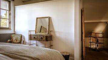 4 slaapkamers, een strijkplank/strijkijzer, reisbedje, gratis wifi