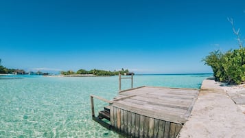 Navette pour la plage, chaises longues, serviettes de plage