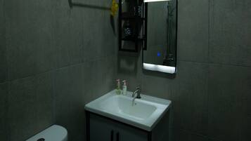 Habitación Deluxe | Baño | Ducha y cabezal de ducha tipo lluvia