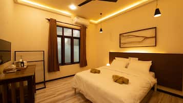 Deluxe Room | 1 bedroom, minibar, desk, laptop workspace