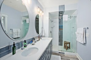Ensemble baignoire-douche, serviettes fournies