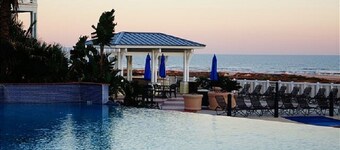 Almost Heaven-Top Floor - Ocean Front Views - Dream Kitchen