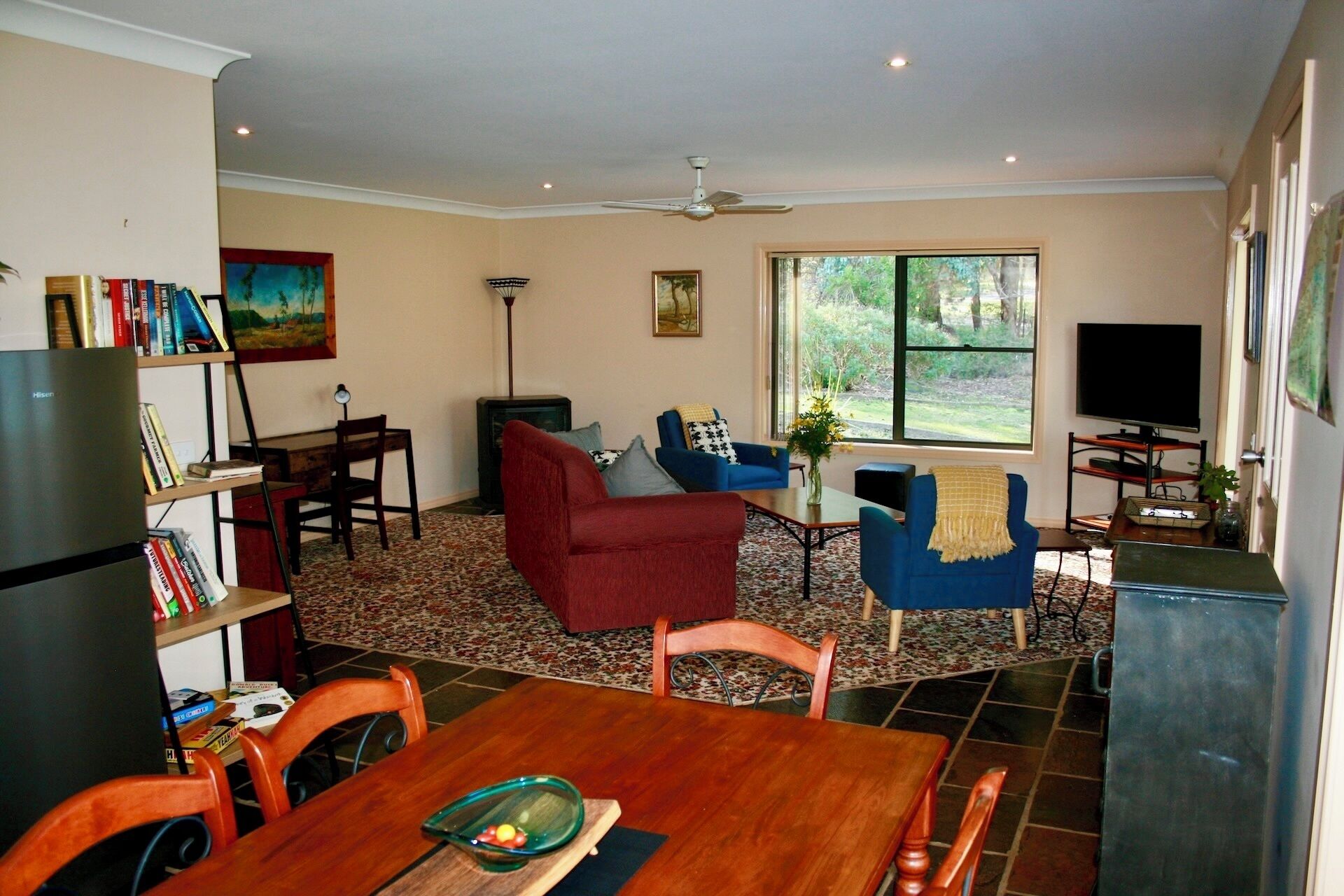 Televisio, takka, DVD-soitin, stereot