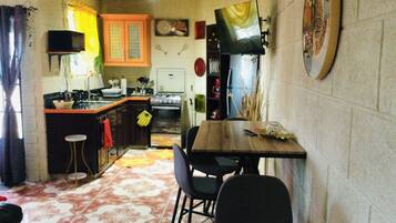 Réfrigérateur, four à micro-ondes