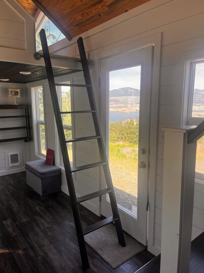 Sunset Lake Retreat: Tiny Home, Lawn Games, RV & Boat Parking
