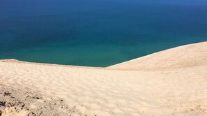 Un paysage désertique offrant une vue dégagée sur l’océan.