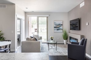 Smart TV, chimenea, libros y oficina