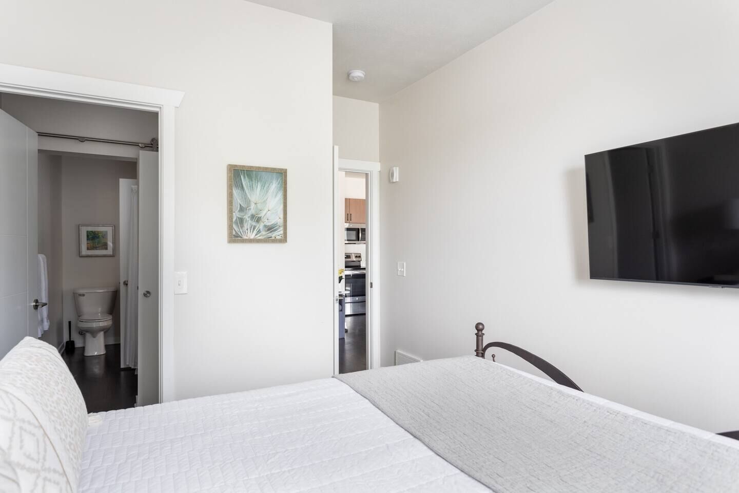 2 soverom, skrivebord, strykejern/-brett og reiseseng for barn