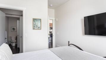 2 soverom, skrivebord, strykejern/-brett og reiseseng for barn