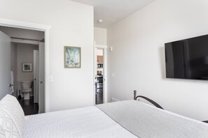 2 slaapkamers, een bureau, een strijkplank/strijkijzer, reisbedje