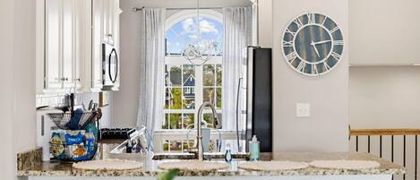 冰箱、微波炉、烤箱、炉灶