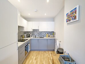 Fridge, microwave, oven, stovetop - Pebblestone -  a flat that sleeps 4 guests  in 2 bedrooms (East Wittering)