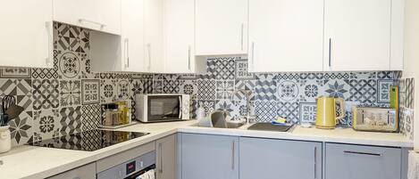 Kühlschrank, Mikrowelle, Ofen, Herdplatte