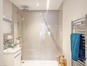 Chuveiro/banheira combinados, secador de cabelo, toalhas de banho 