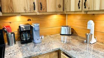 Kylskåp, mikrovågsugn, ugn och spishäll