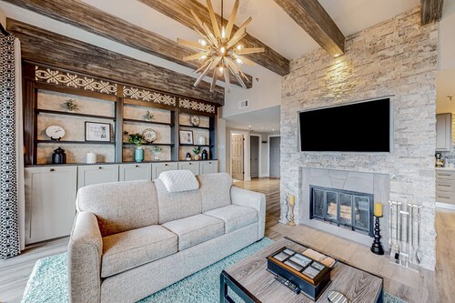 Wilderness retreat with pool, hot tub, and sauna access - wood-burning fireplace
