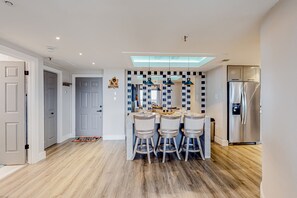 Dining - Wilderness retreat with pool, hot tub, and sauna access - wood-burning fireplace (Sugar Mountain)